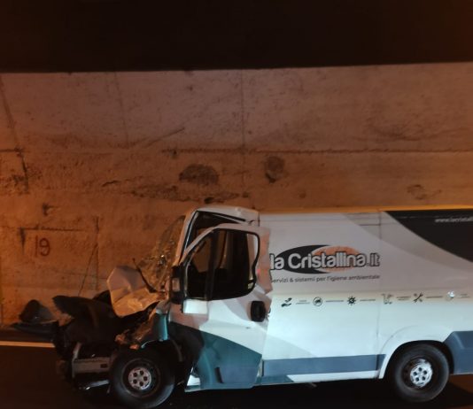 Incidente in galleria Parrino sulla A18, un ferito