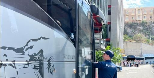 Polizia Stradale: controlli su oltre 20 autobus, scoperte numerose violazioni