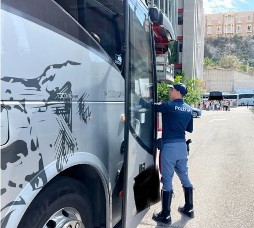 Polizia Stradale: controlli su oltre 20 autobus, scoperte numerose violazioni