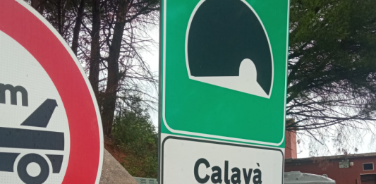 Bisarca in fiamme nella galleria Calavà sulla A20: chiuso il tratto tra Patti e Brolo