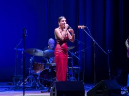 Il jazz contemporaneo di Simona Molinari incanta il TVE, tutti in piedi per la sua “prima” a Messina