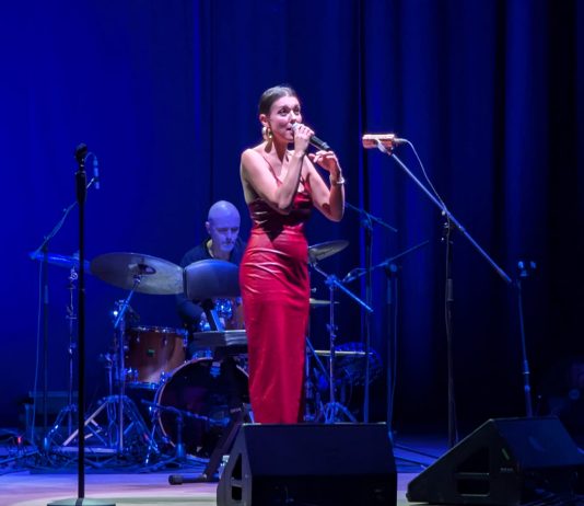 Il jazz contemporaneo di Simona Molinari incanta il TVE, tutti in piedi per la sua “prima” a Messina