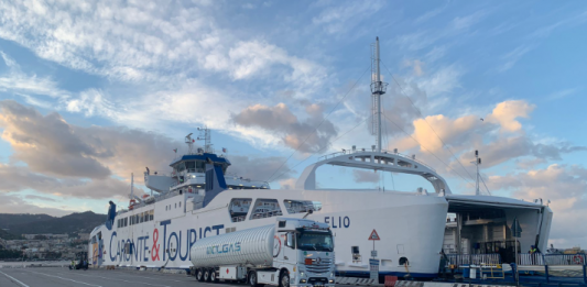 La nave Elio pronta a navigare a GNL: completato con successo il primo rifornimento nello Stretto di Messina