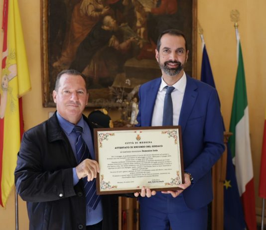 Premiato dal Sindaco Basile il marinaio messinese per il coraggioso salvataggio al largo delle Eolie