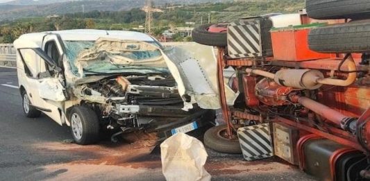 Tragedia sull’A18: muore un giovane, quattro feriti nell’incidente