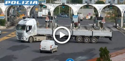 Camionista senza patente tenta la fuga in autostrada: bloccato dalla polizia (video)