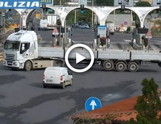 Camionista senza patente tenta la fuga in autostrada: bloccato dalla polizia (video)