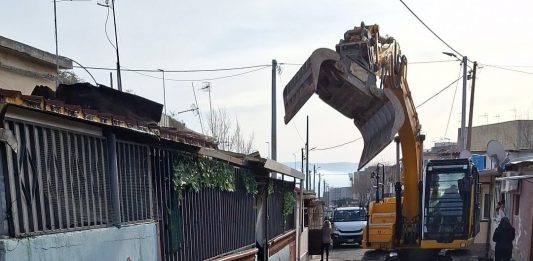 Via Rosso da Messina: liberata dopo 30 anni la cabina Enel ‘ostaggio’ di una baracca (video)