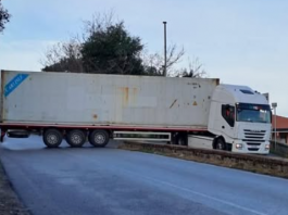 Messina, tir incagliato sulla SS 113 in prossimità del ponte Mella