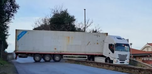 Messina, tir incagliato sulla SS 113 in prossimità del ponte Mella