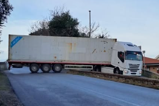 Messina, tir incagliato sulla SS 113 in prossimità del ponte Mella