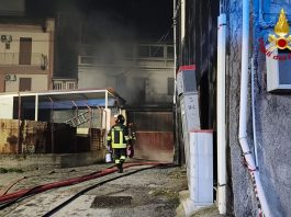 Incendio a Camaro Superiore: Vigili del Fuoco in azione per ore