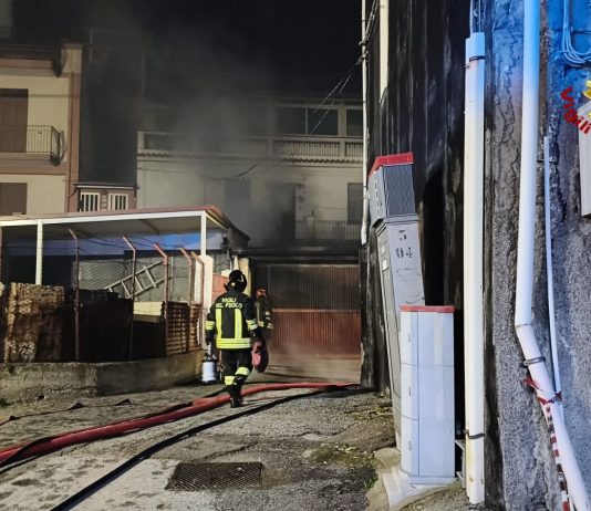 Incendio a Camaro Superiore: Vigili del Fuoco in azione per ore