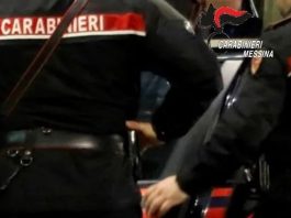 Minaccia la madre con un coltello per avere soldi: arrestato 28enne