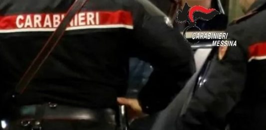 Minaccia la madre con un coltello per avere soldi: arrestato 28enne