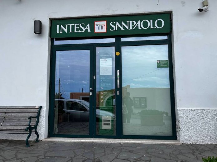 la filiale Intesa San Paolo a Salina