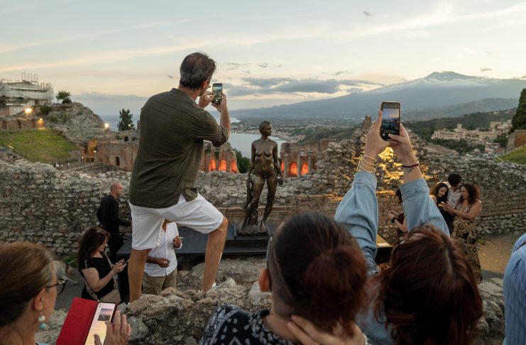 Davanti a oltre mille spettatori Jago ha inaugurato la sua nuova mostra nel Teatro antico di Taormina