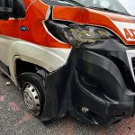 Cedimento sul lungomare a Santa Teresa di Riva, auto sprofonda: ambulanza colpita da un’onda durante i soccorsi