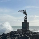 Dopo il ciclone Harry la gente ricomincia a vivere, e la Nike di Giardini Naxos diventa simbolo di resistenza