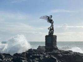 Dopo il ciclone Harry la gente ricomincia a vivere, e la Nike di Giardini Naxos diventa simbolo di resistenza