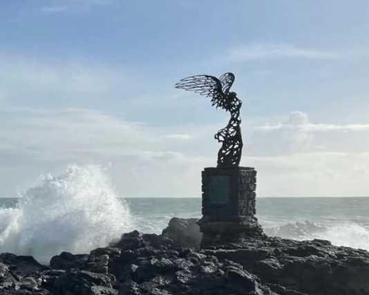 Dopo il ciclone Harry la gente ricomincia a vivere, e la Nike di Giardini Naxos diventa simbolo di resistenza