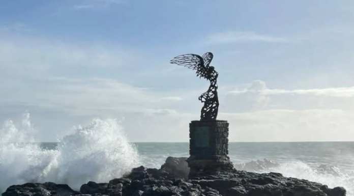Dopo il ciclone Harry la gente ricomincia a vivere, e la Nike di Giardini Naxos diventa simbolo di resistenza