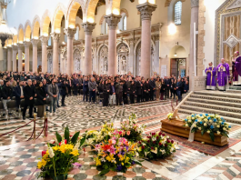 Grande commozione per l’ultimo saluto a Daniela Zinnanti, per lei anche una fiaccolata