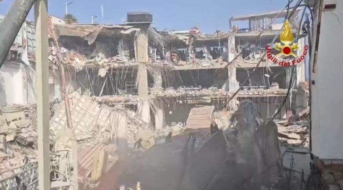Pistunina, palazzina crollata: si scava tra le macerie, sette i dispersi accertati