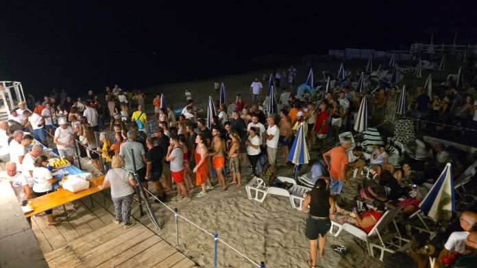 Il pubblico in fila per la degustazione
