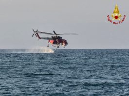 Rometta, vasto incendio sopra il depuratore: fiamme domate grazie ai mezzi aerei