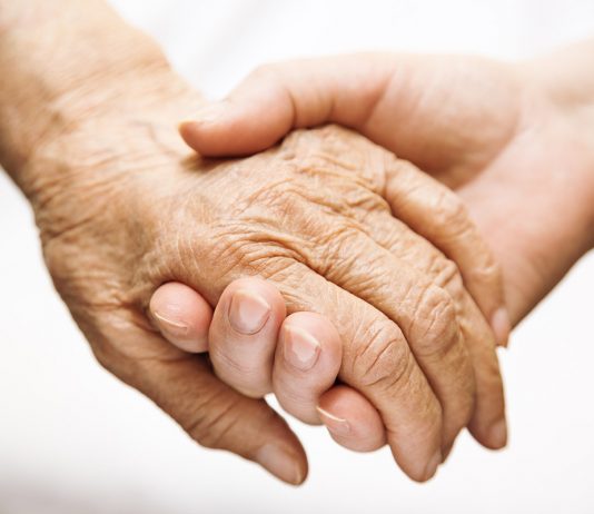 Messina Social City, la denuncia: “Servizi ridotti e un’anziana di 86 anni lasciata senza assistenza”