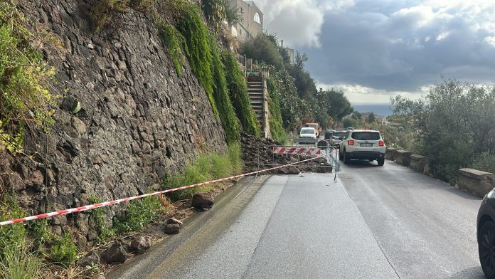 Lipari, mezzi e uomini della Città Metropolitana in azione sulle SS.PP (4)
