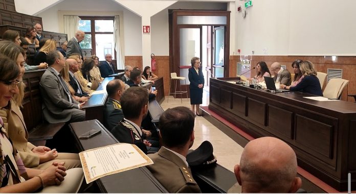 Un momento della premiazione e proclamazione premio e autorità presenti in aula